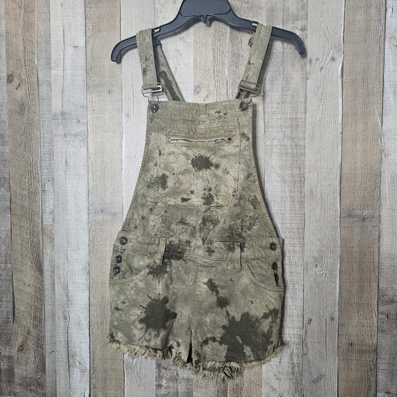 Guess Pants - Guess Green Splash Paint Overalls Denim Shorts Size Medium Frayed Hem Adjustable